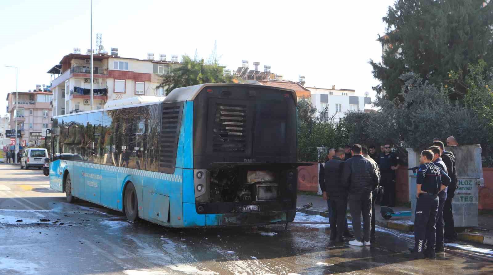 antalyada seyir halindeki halk otobusu alevlere teslim oldu 5 QZy77W2B