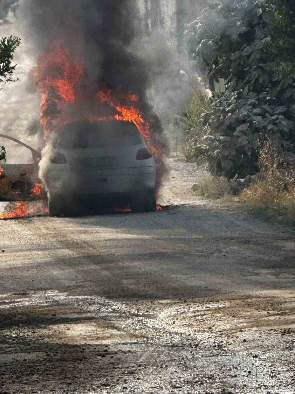 Antalya’da seyir halindeki otomobil alev topuna döndü 4 antalyada seyir halindeki otomobil alev topuna dondu 0 hW463qKF