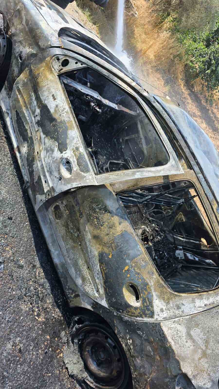 Antalya’da seyir halindeki otomobil alev topuna döndü 5 antalyada seyir halindeki otomobil alev topuna dondu 1 m2zySDDF