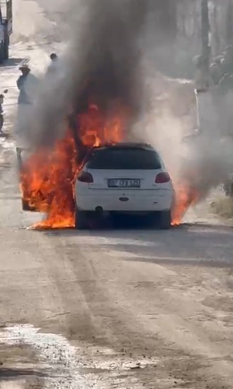 Antalya’da seyir halindeki otomobil alev topuna döndü 7 antalyada seyir halindeki otomobil alev topuna dondu 3 F5Ev5hyp