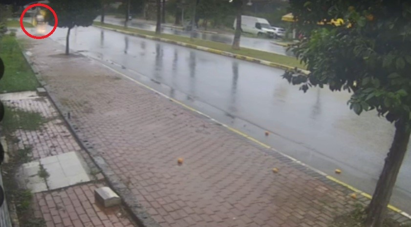 antalyada seyir halindeki otomobil bir anda alev topuna dondu surucu kendini disariya atti 0 Ny7fALDF