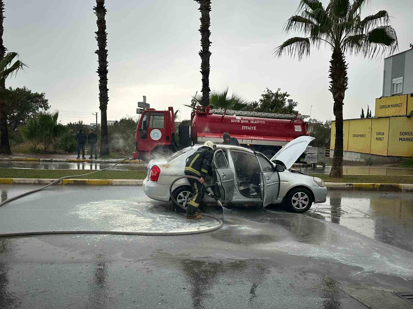 antalyada seyir halindeki otomobil bir anda alev topuna dondu surucu kendini disariya atti 1 uPYUIqZO