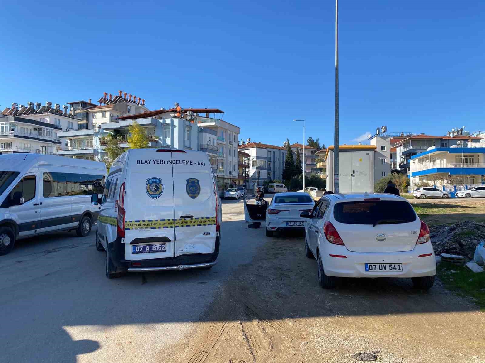 antalyada seyir halindeki otomobile silahli saldiri 1 yarali 2 RRwHJrCm