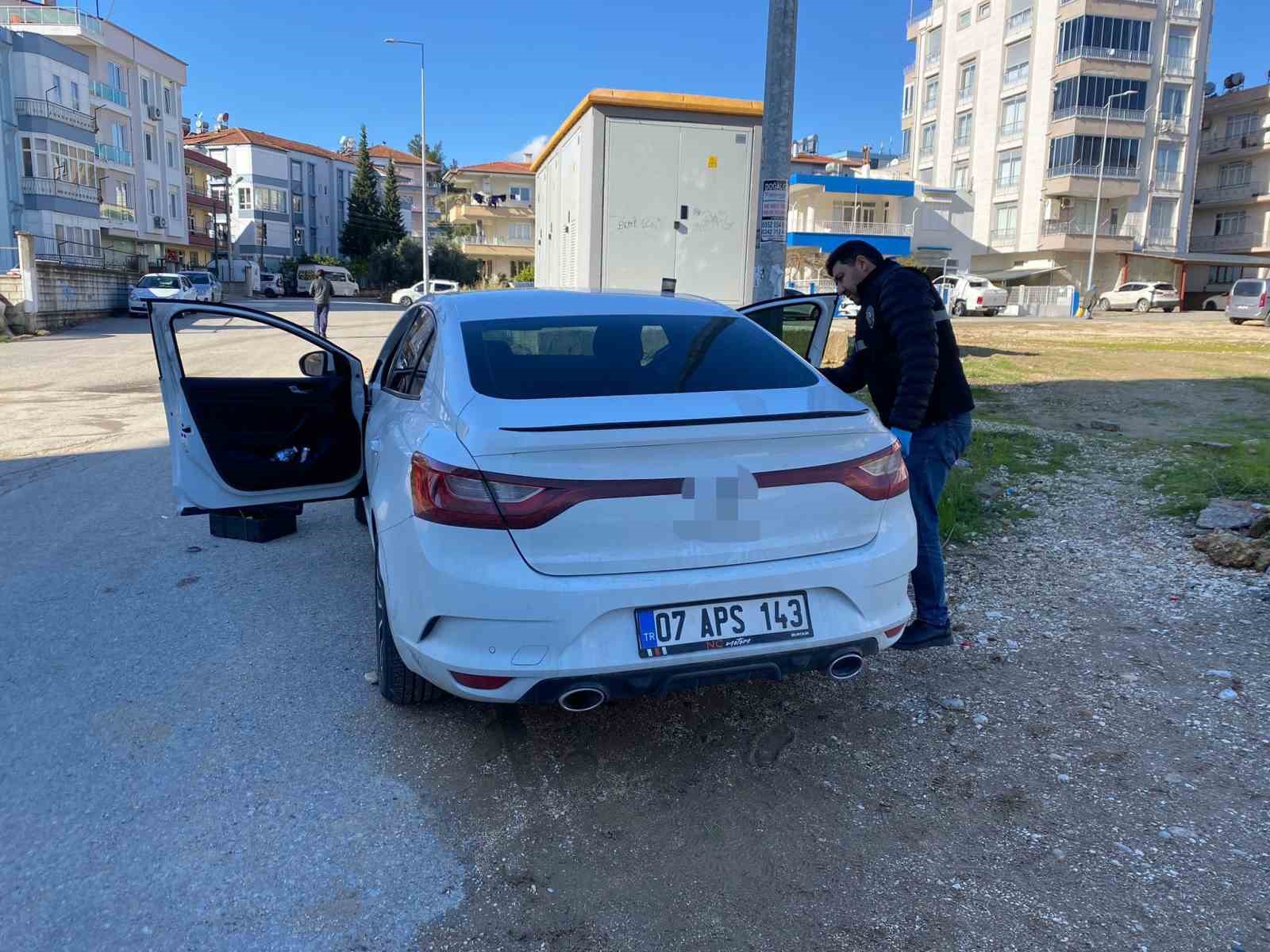 antalyada seyir halindeki otomobile silahli saldiri 1 yarali 3 nsCtWc8J