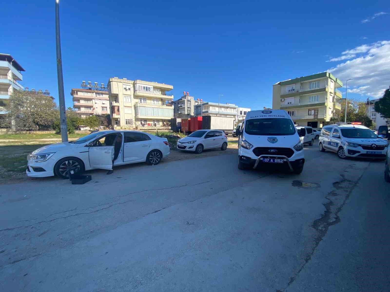 antalyada seyir halindeki otomobile silahli saldiri 1 yarali 4 EFFuUYDt