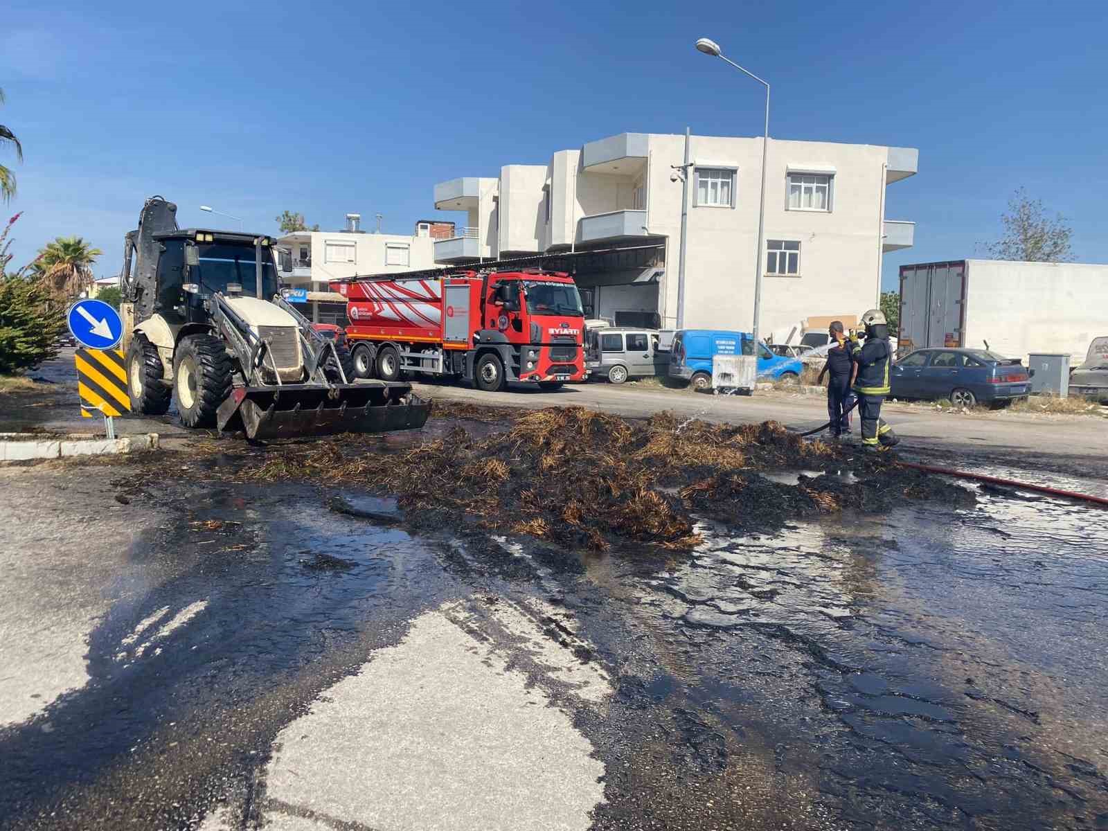 Antalya’da seyir halindeki traktörde saman balyaları alev alev yandı 1 antalyada seyir halindeki traktorde saman balyalari alev alev yandi 0