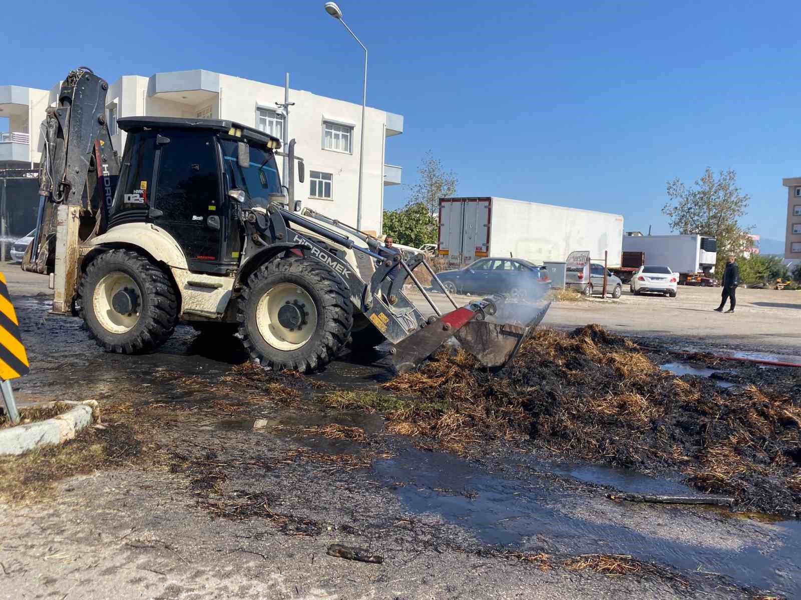 Antalya’da seyir halindeki traktörde saman balyaları alev alev yandı 5 antalyada seyir halindeki traktorde saman balyalari alev alev yandi 1