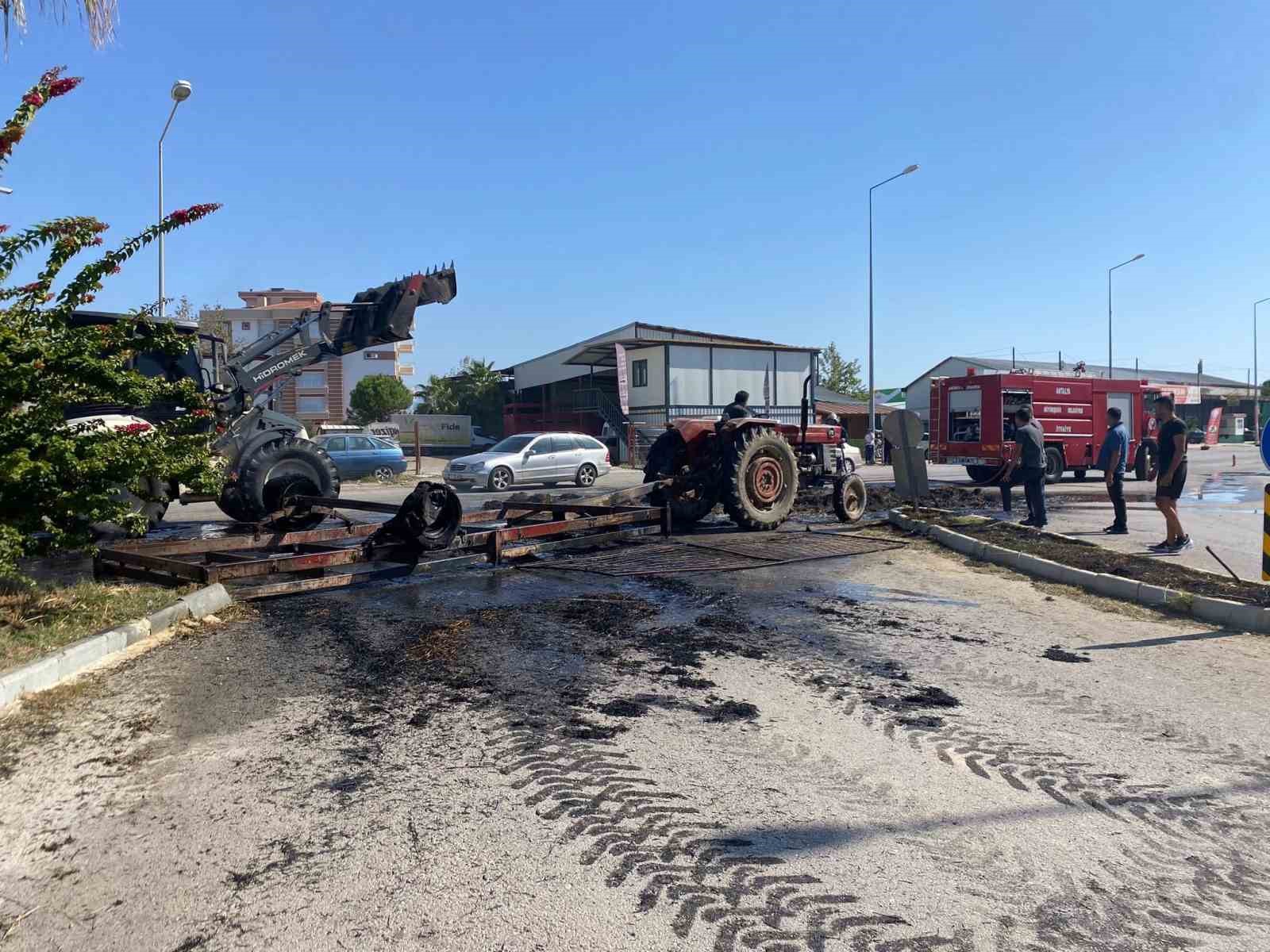 Antalya’da seyir halindeki traktörde saman balyaları alev alev yandı 6 antalyada seyir halindeki traktorde saman balyalari alev alev yandi 2 UIfAvTeu
