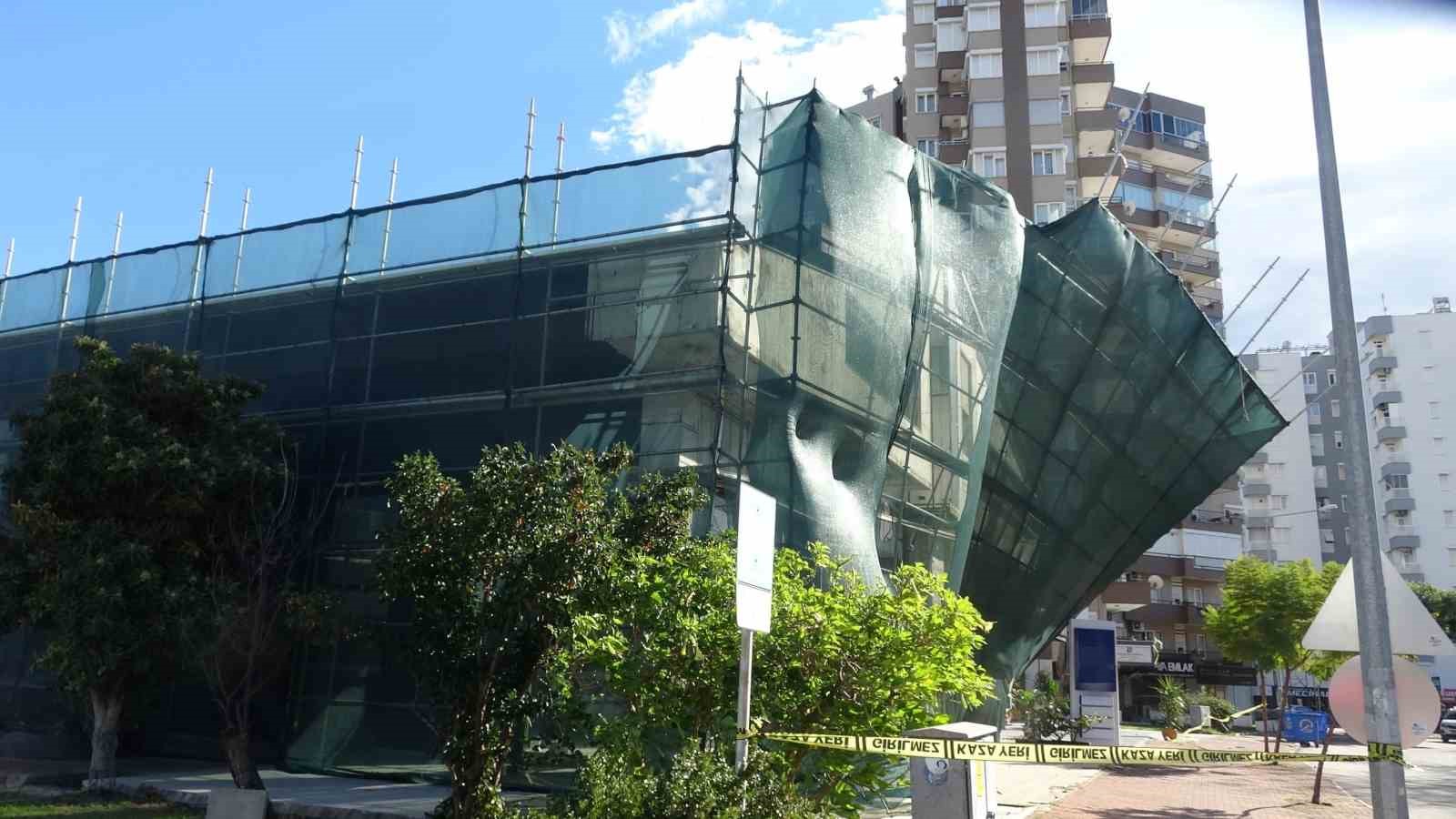 antalyada siddetli ruzgar insaat iskelesini yerinden soktu 1