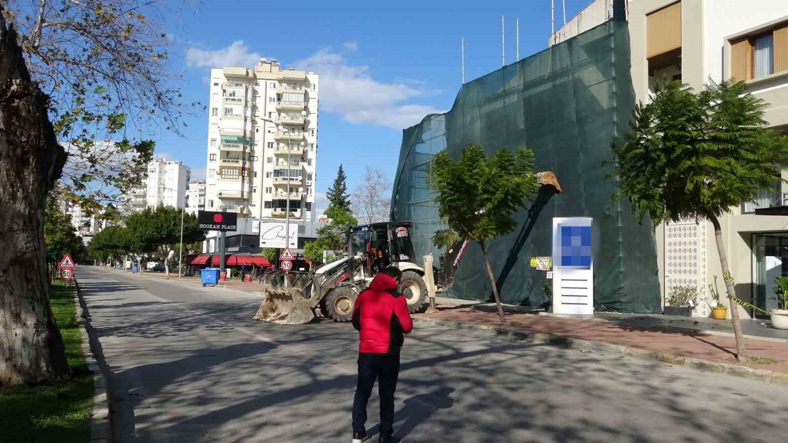 antalyada siddetli ruzgar insaat iskelesini yerinden soktu 2