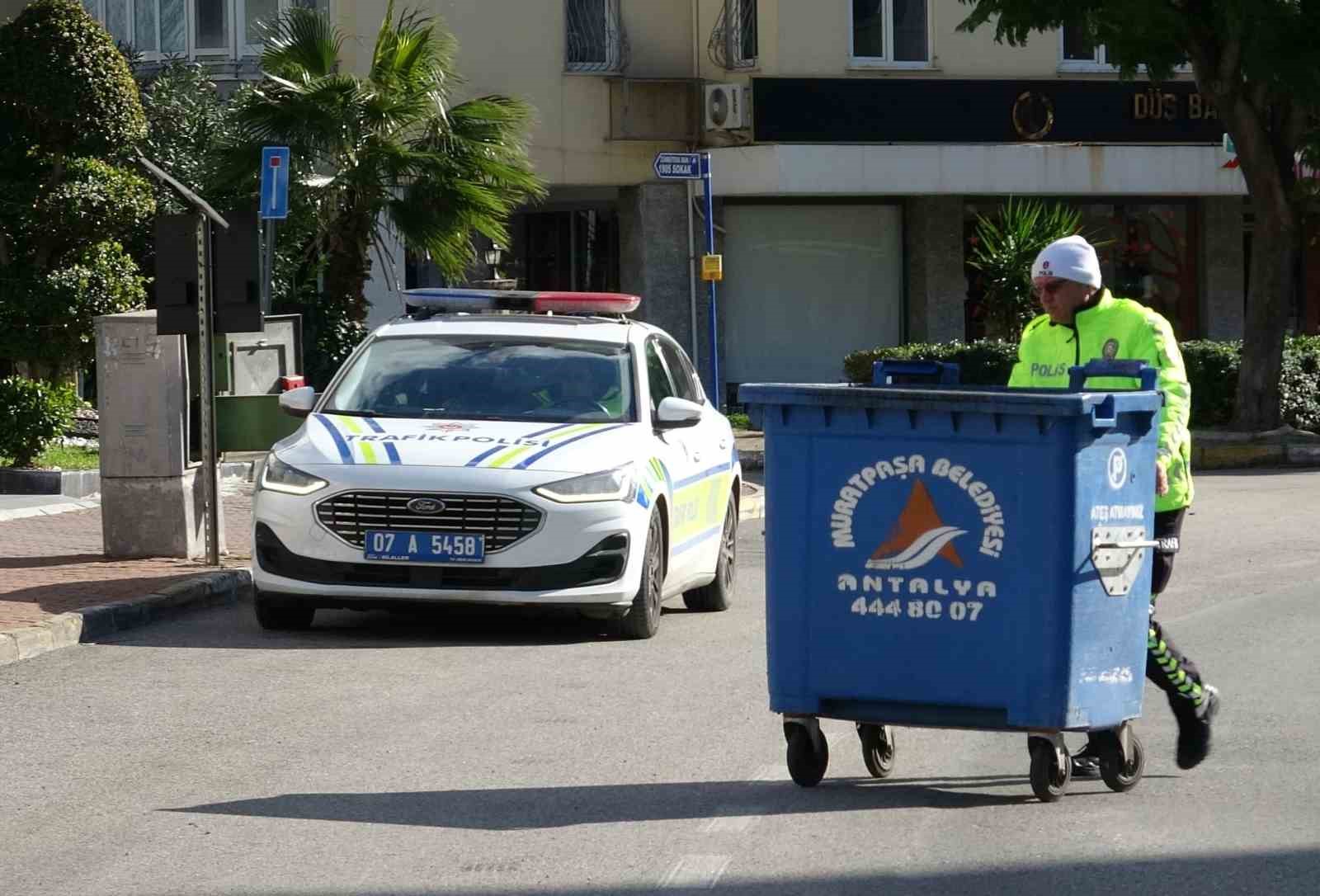 antalyada siddetli ruzgar insaat iskelesini yerinden soktu 3 tRF42ihd