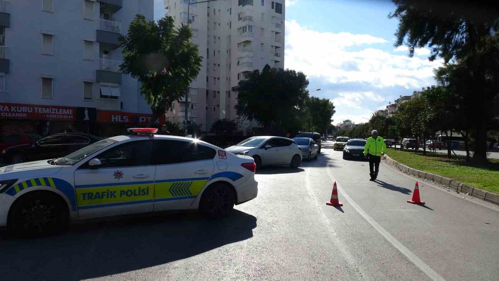 antalyada siddetli ruzgar insaat iskelesini yerinden soktu 4