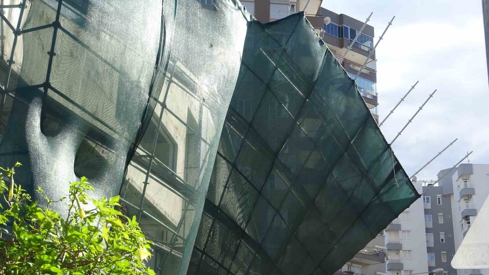antalyada siddetli ruzgar insaat iskelesini yerinden soktu 5 cmsEPyCi