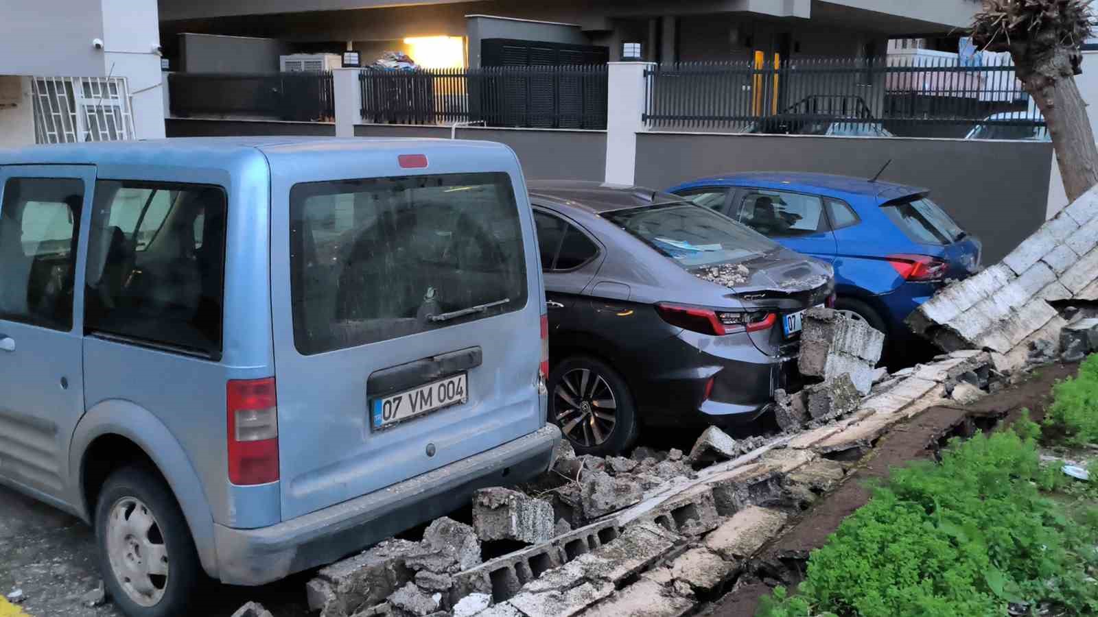 Antalya’da şiddetli rüzgarda halı sahanın tavanı çöktü 4 antalyada siddetli ruzgarda hali sahanin tavani coktu 0