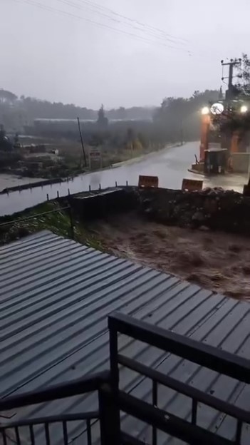 Antalya’da şiddetli rüzgarda halı sahanın tavanı çöktü 15 antalyada siddetli ruzgarda hali sahanin tavani coktu 11 6YH2vBGd