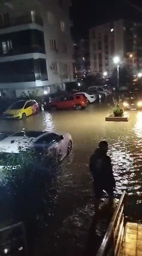 Antalya’da şiddetli rüzgarda halı sahanın tavanı çöktü 17 antalyada siddetli ruzgarda hali sahanin tavani coktu 13 hQ76Umgy