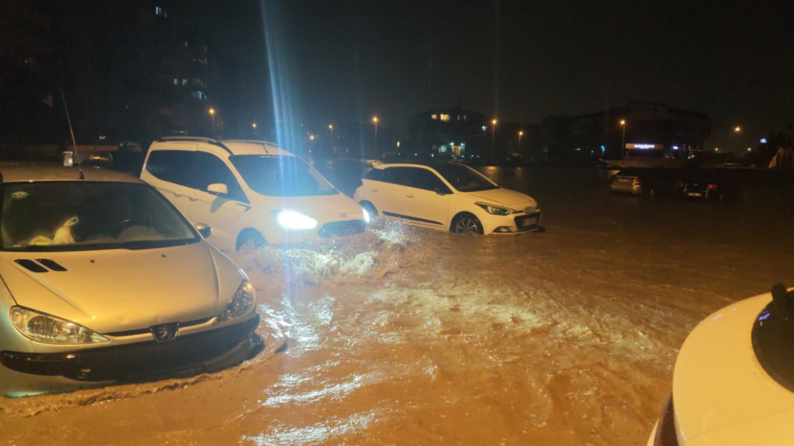 Antalya’da şiddetli rüzgarda halı sahanın tavanı çöktü 6 antalyada siddetli ruzgarda hali sahanin tavani coktu 2 YOaJlpIN