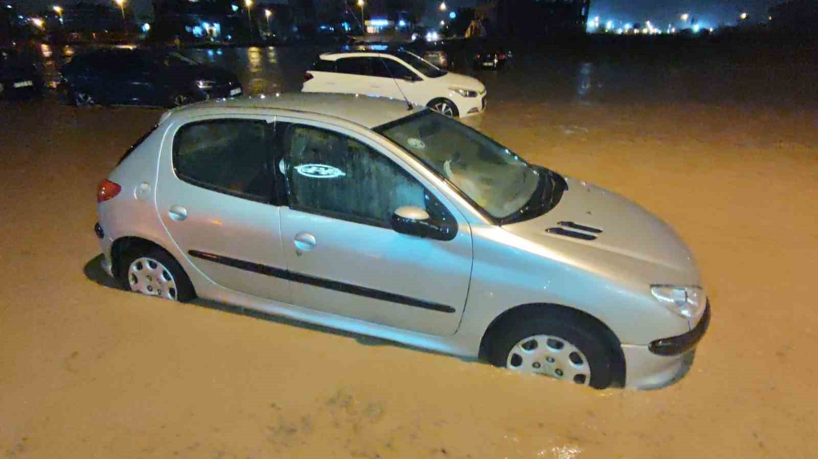 Antalya’da şiddetli rüzgarda halı sahanın tavanı çöktü 7 antalyada siddetli ruzgarda hali sahanin tavani coktu 3