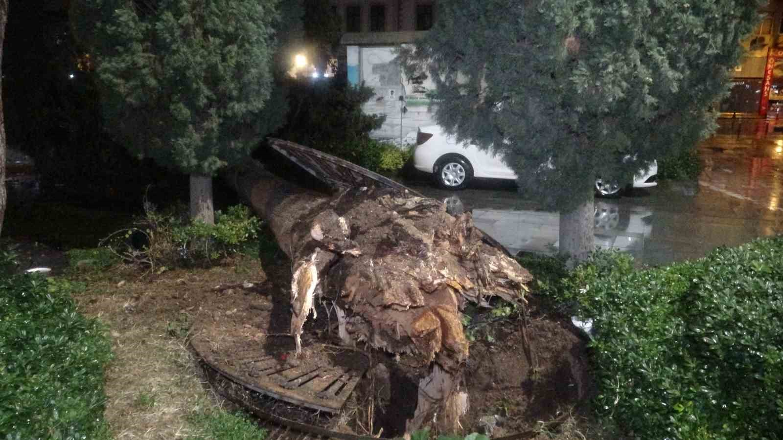 Antalya’da şiddetli rüzgarda halı sahanın tavanı çöktü 9 antalyada siddetli ruzgarda hali sahanin tavani coktu 5 nib8RZba