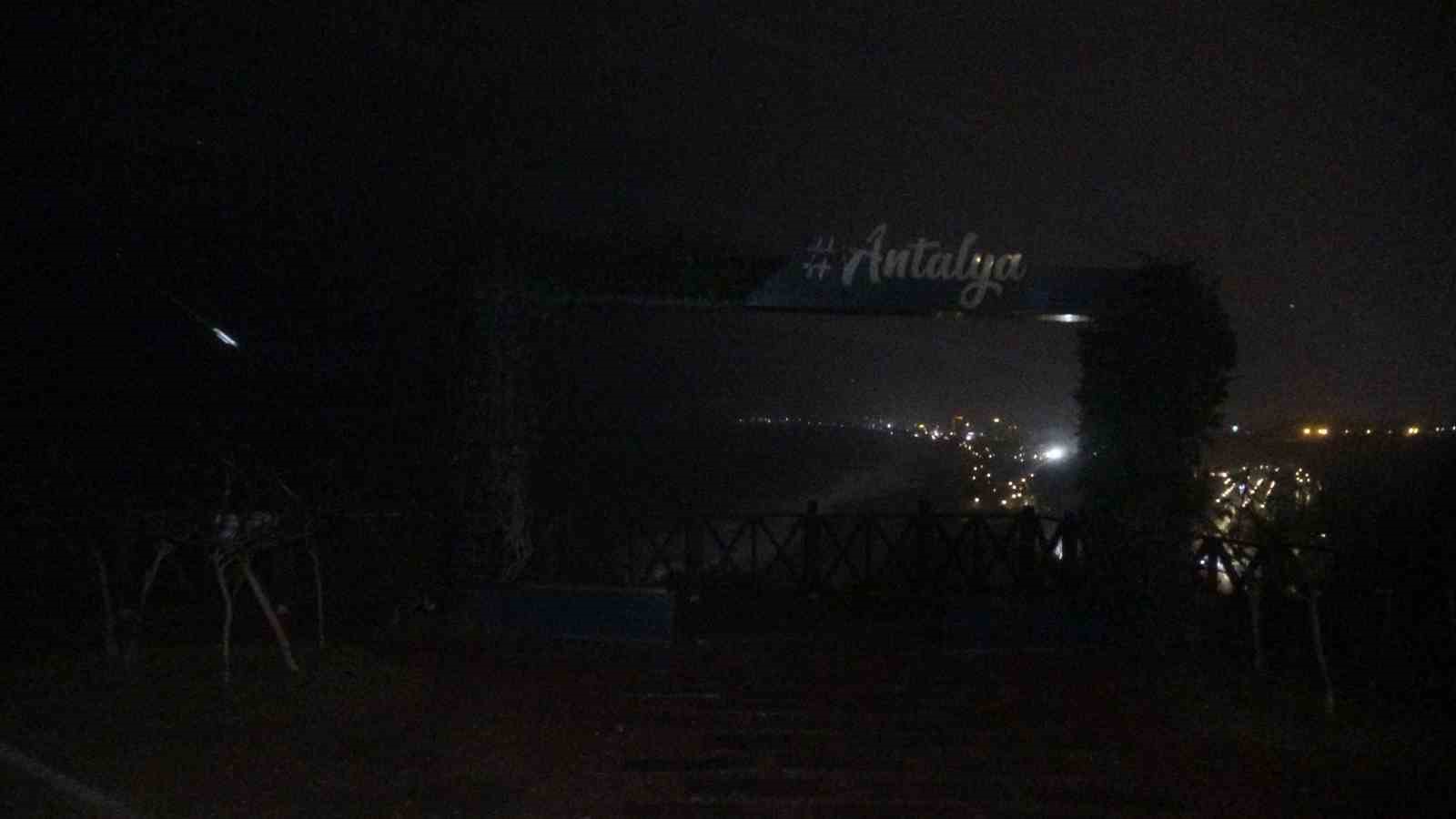 Antalya’da şiddetli rüzgarda halı sahanın tavanı çöktü 10 antalyada siddetli ruzgarda hali sahanin tavani coktu 6 PlFPZpK7