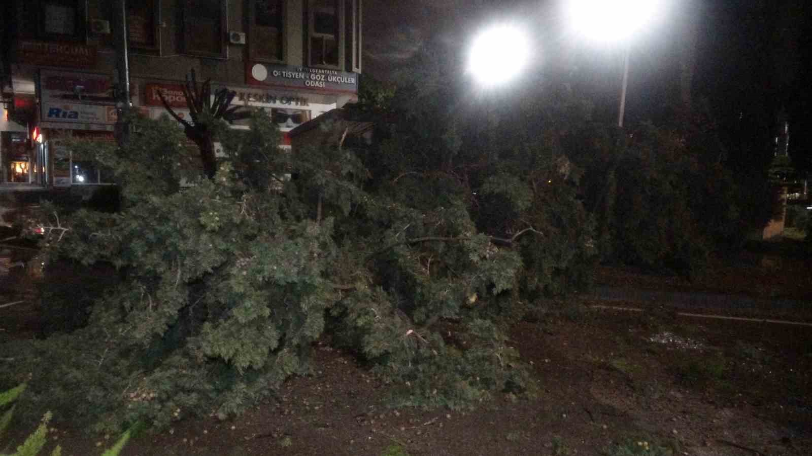Antalya’da şiddetli rüzgarda halı sahanın tavanı çöktü 11 antalyada siddetli ruzgarda hali sahanin tavani coktu 7 FLAfmwY2