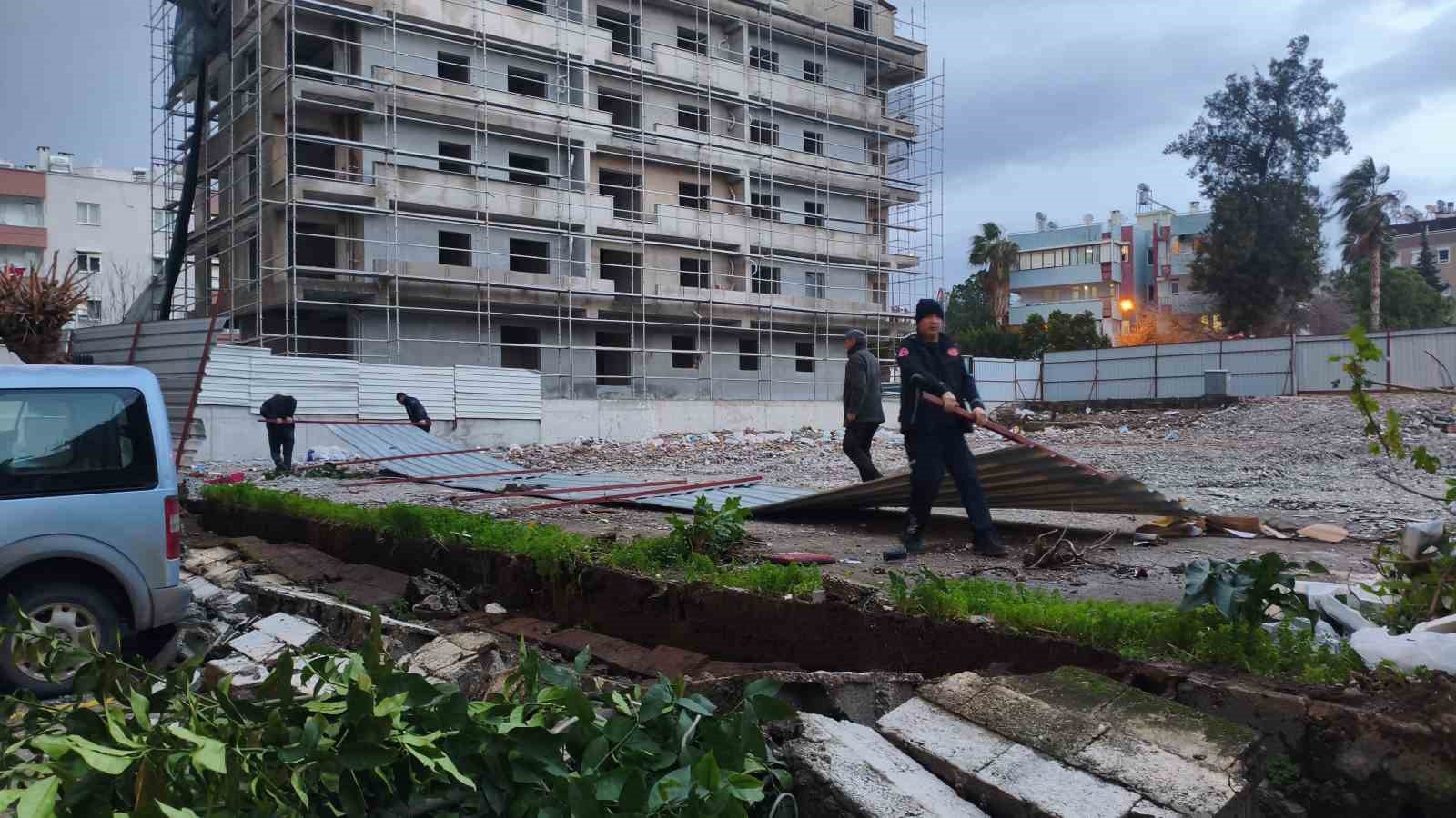 Antalya’da şiddetli rüzgarda halı sahanın tavanı çöktü 12 antalyada siddetli ruzgarda hali sahanin tavani coktu 8