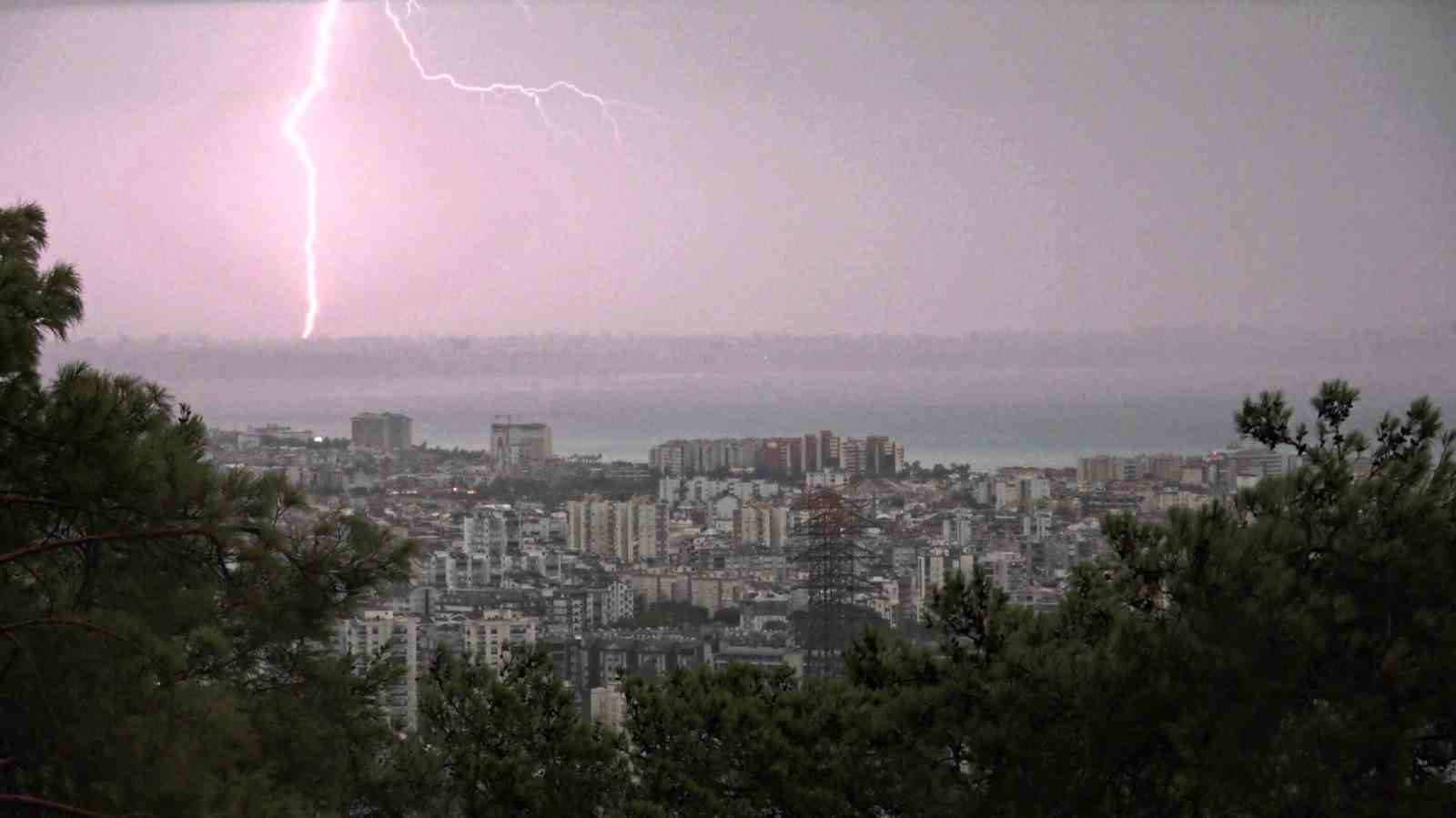 antalyada siddetli yagis etkili oldu simsekler gorsel solen olusturdu 0 znnT3k9s