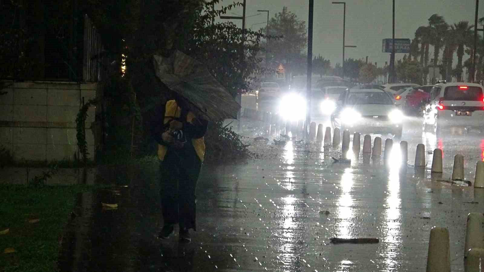 antalyada siddetli yagis etkili oldu simsekler gorsel solen olusturdu 5 uNe66HgF