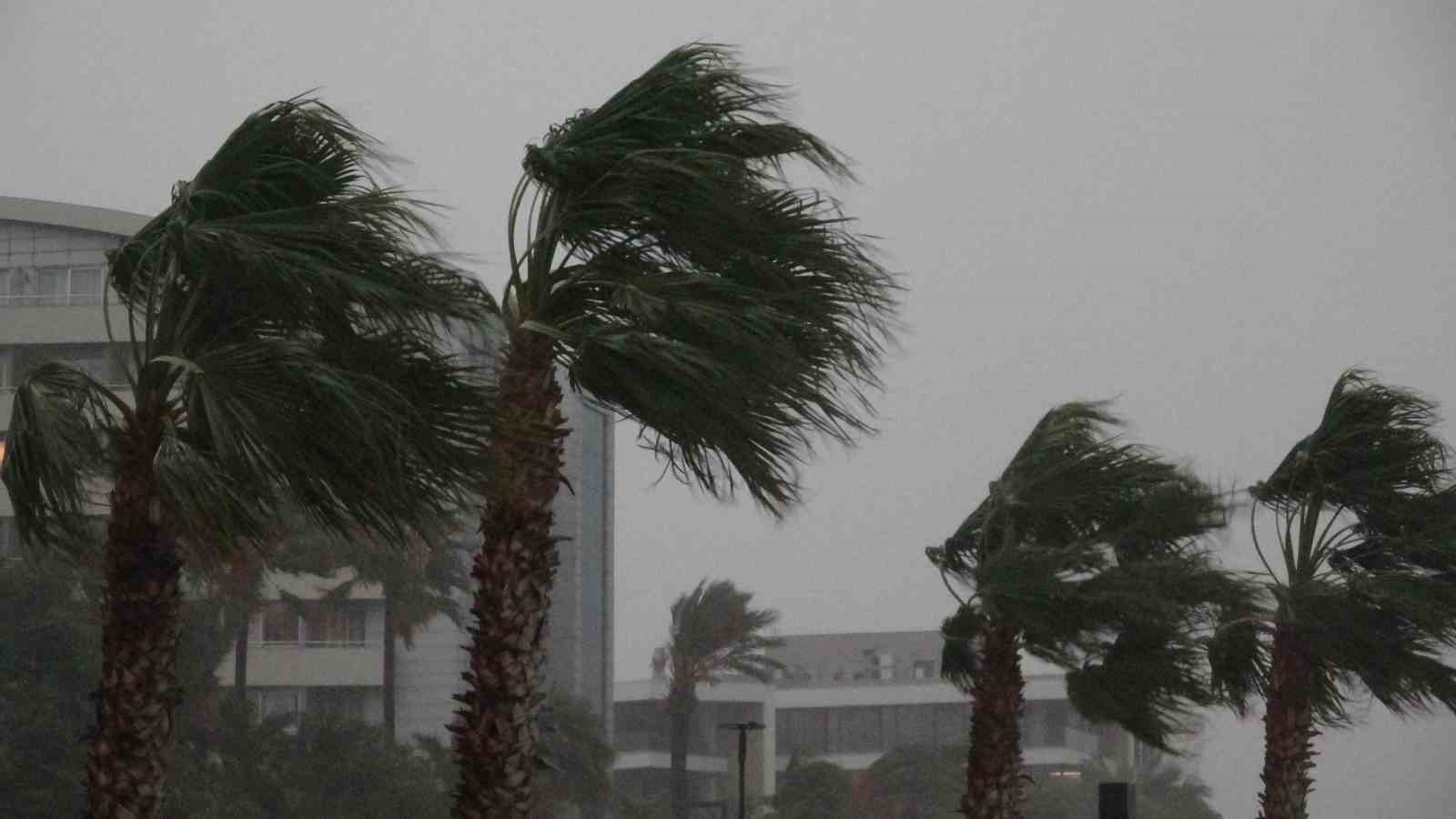 antalyada siddetli yagis etkili oldu simsekler gorsel solen olusturdu 6 yABDsNYK
