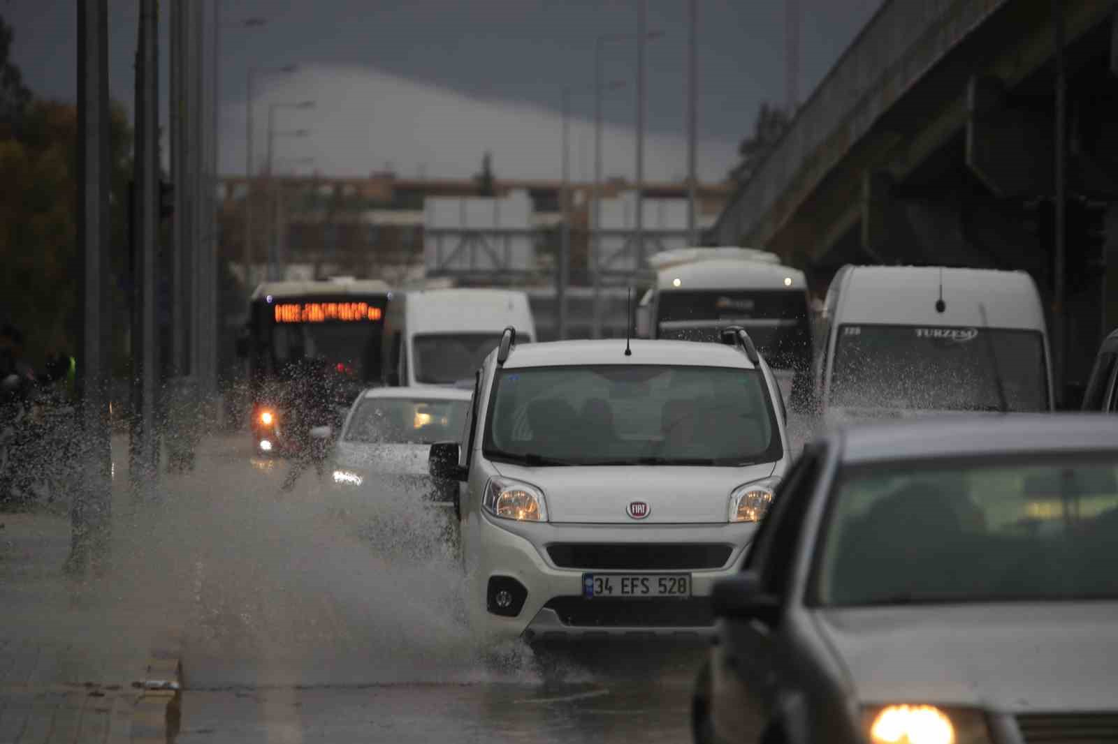 Antalya’da şiddetli yağış hayatı olumsuz etkiledi 5 antalyada siddetli yagis hayati olumsuz etkiledi 1 mpZz4t24