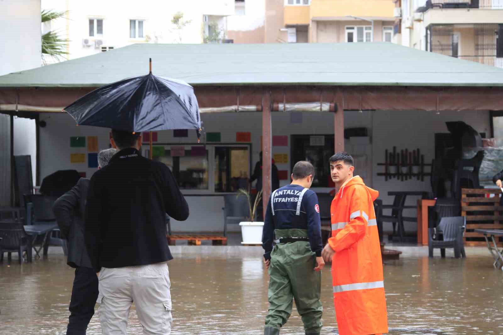 Antalya’da şiddetli yağış hayatı olumsuz etkiledi 7 antalyada siddetli yagis hayati olumsuz etkiledi 3 gO63rG5y