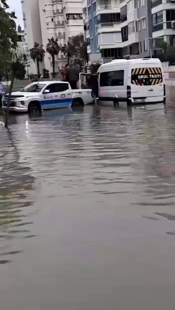 Antalya’da şiddetli yağış hayatı olumsuz etkiledi 10 antalyada siddetli yagis hayati olumsuz etkiledi 6 S66NGWO7