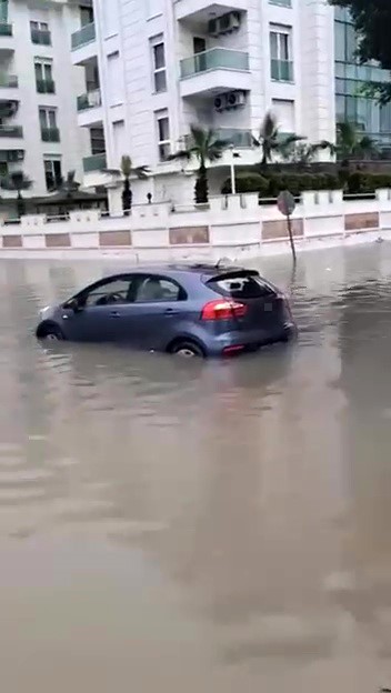 Antalya’da şiddetli yağış hayatı olumsuz etkiledi 11 antalyada siddetli yagis hayati olumsuz etkiledi 7 OTMKlc9r