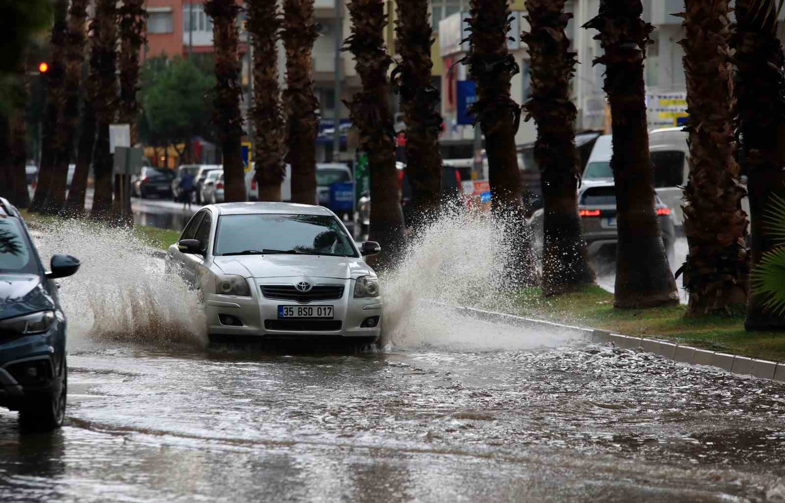 antalyada siddetli yagis ve yildirimlar etkili oldu 0 fdrlyPpH