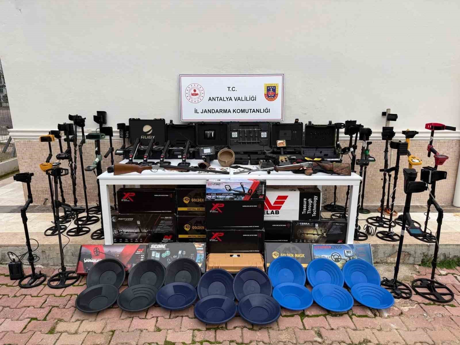 antalyada tarihi eser operasyonu milyonluk cok sayida dedektor ve tarihi sikke ele gecirildi 0 OZjUu2cA