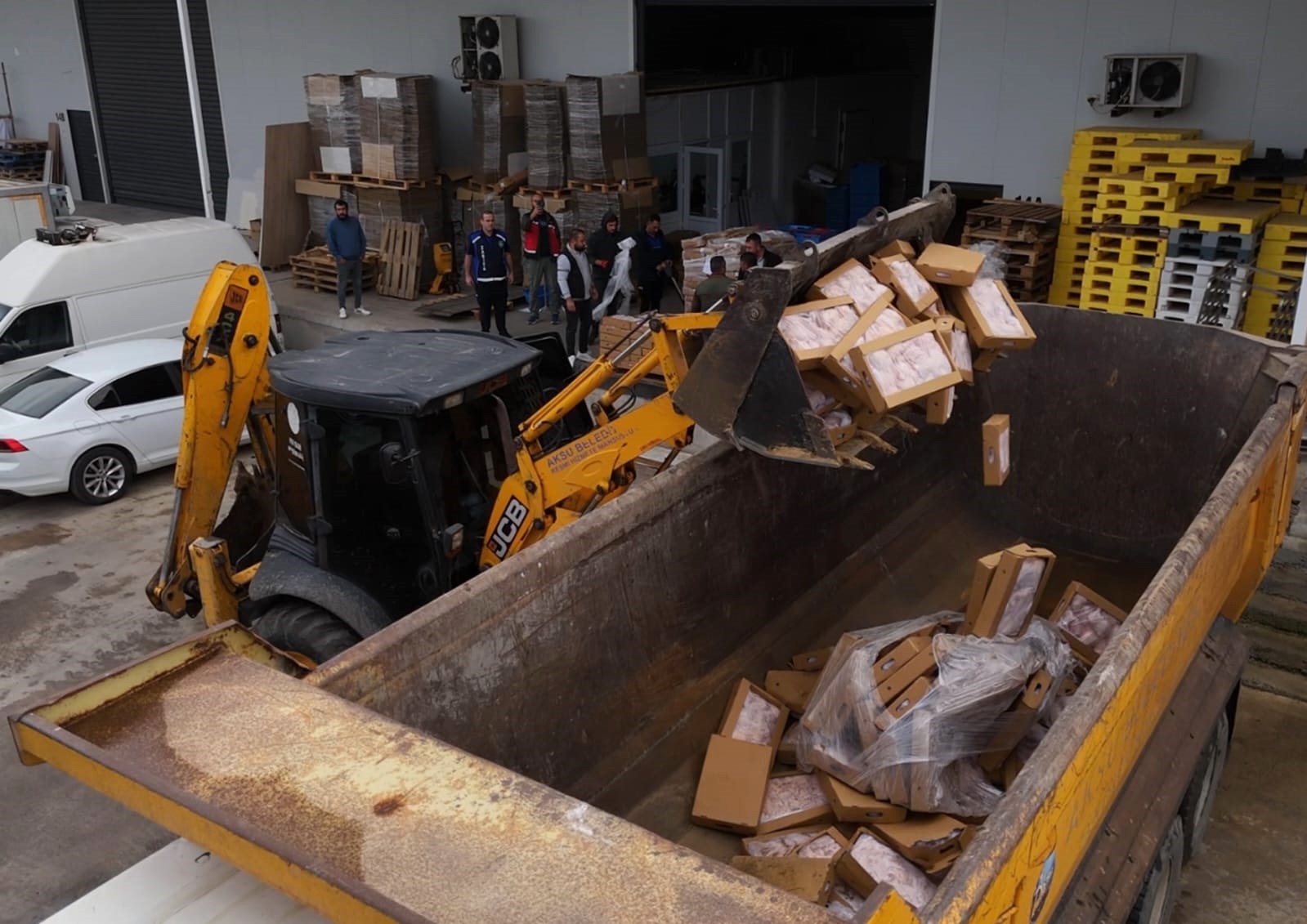 antalyada tarihi gecmis 25 ton tavuk ele gecirildi 2 isletme muhurlendi 6 ldUBfFpN