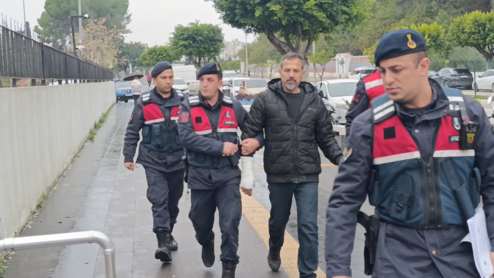 antalyada tartistigi oglu tarafindan silahla vurulan babadan aci haber 3 e94L85Xi