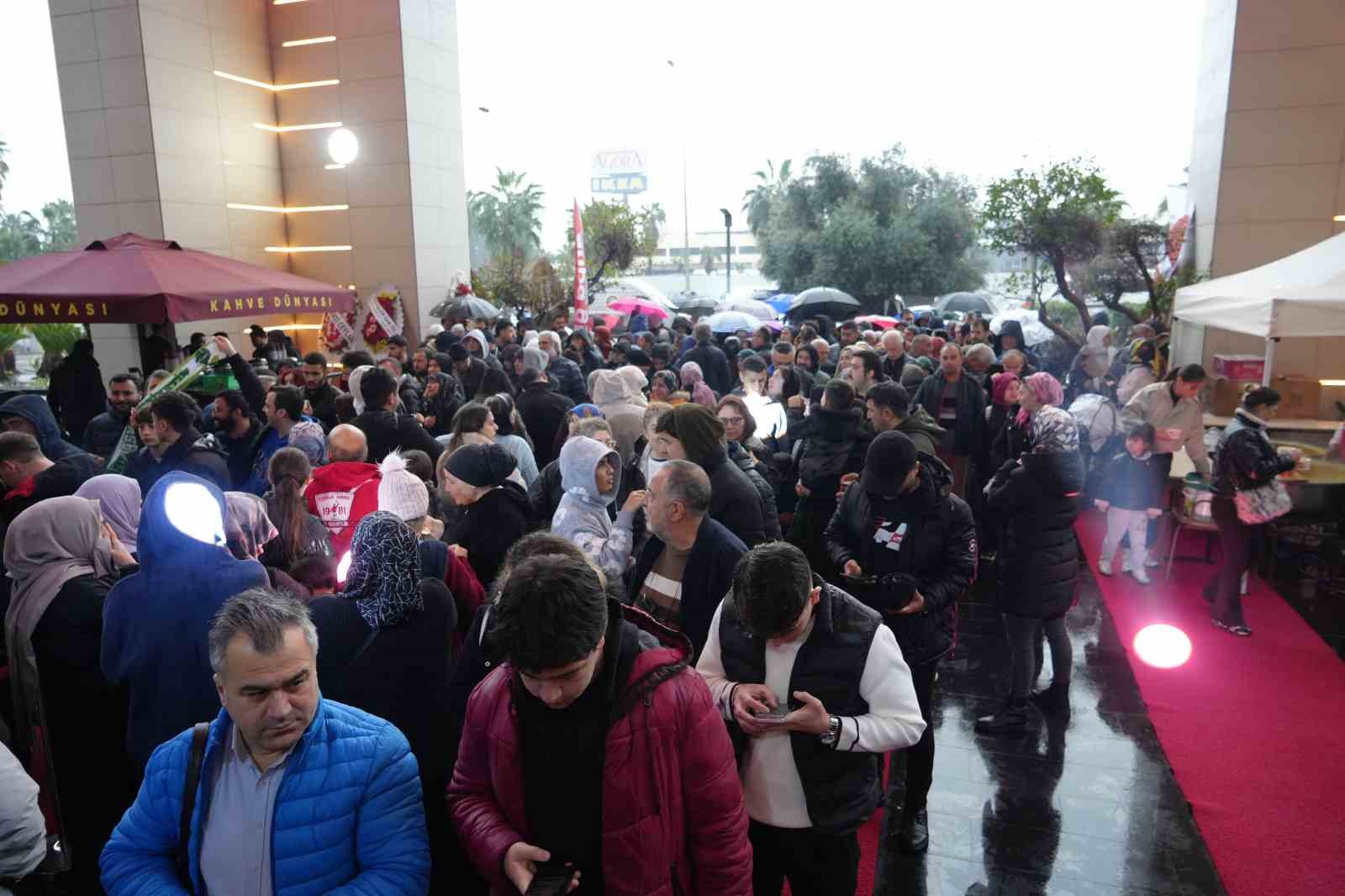 antalyada teknoloji indirimi izdihama yol acti 10 saat yagmur altinda beklediler 1 MVNqUzgh