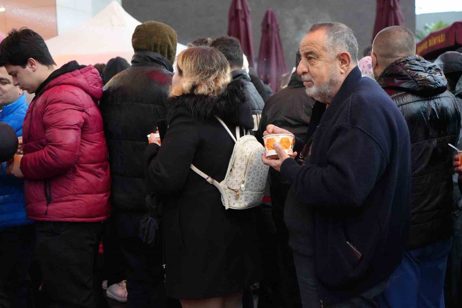 antalyada teknoloji indirimi izdihama yol acti 10 saat yagmur altinda beklediler 10 QeOwuvut