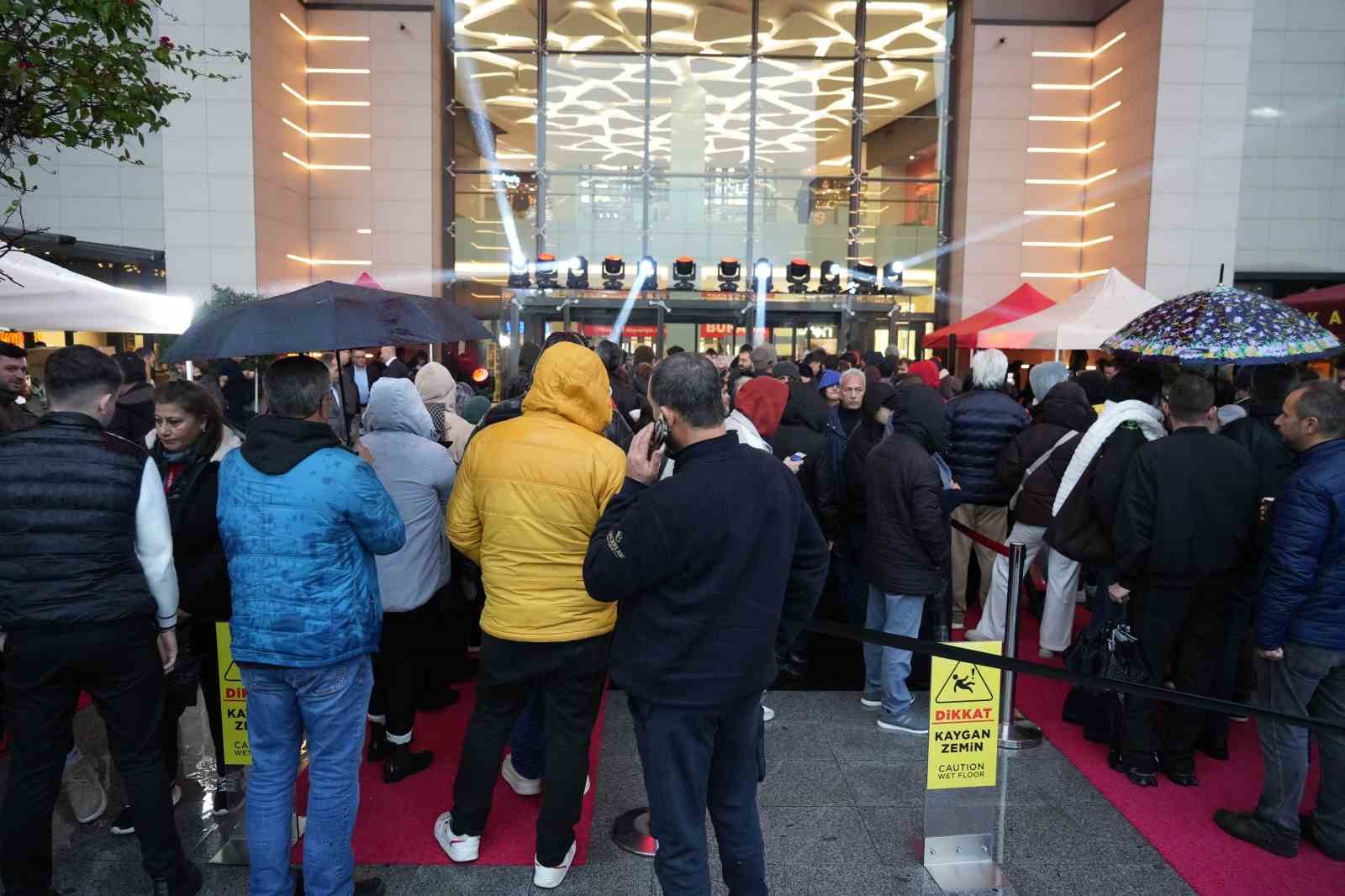 antalyada teknoloji indirimi izdihama yol acti 10 saat yagmur altinda beklediler 11 EL7egRad