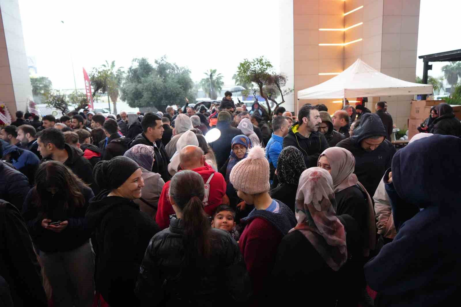 antalyada teknoloji indirimi izdihama yol acti 10 saat yagmur altinda beklediler 12 Wels3ZVY