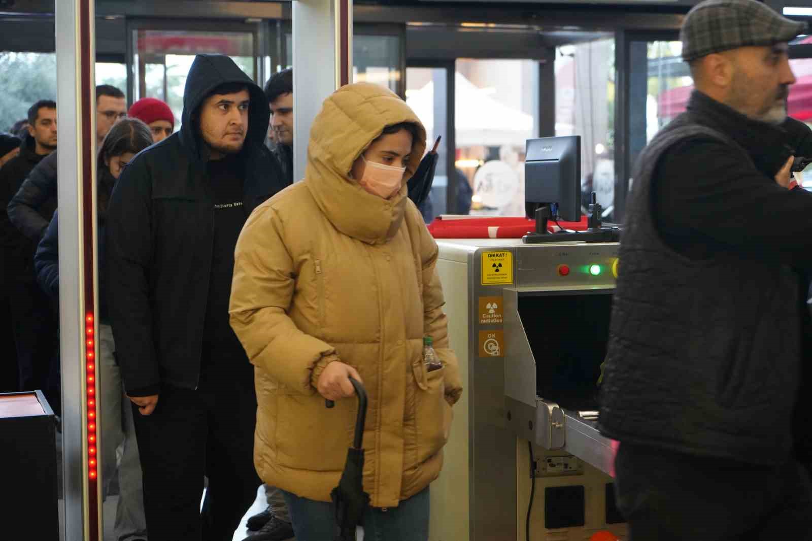 antalyada teknoloji indirimi izdihama yol acti 10 saat yagmur altinda beklediler 13 u5EcNWY9