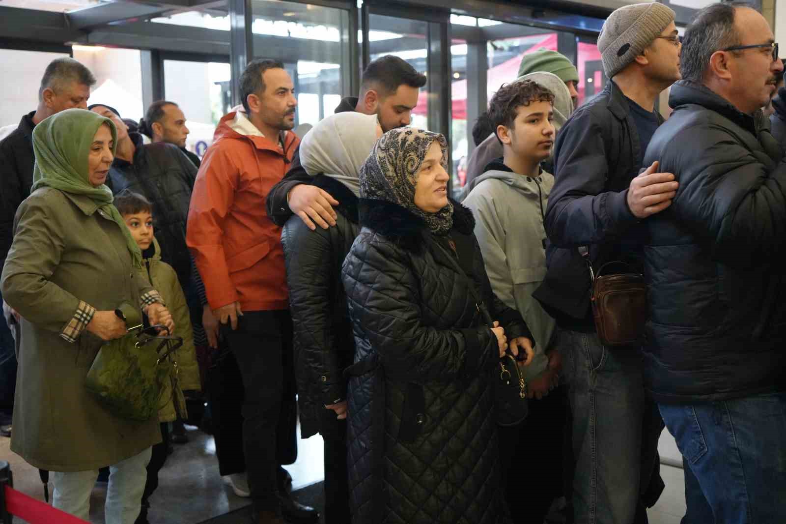 antalyada teknoloji indirimi izdihama yol acti 10 saat yagmur altinda beklediler 14