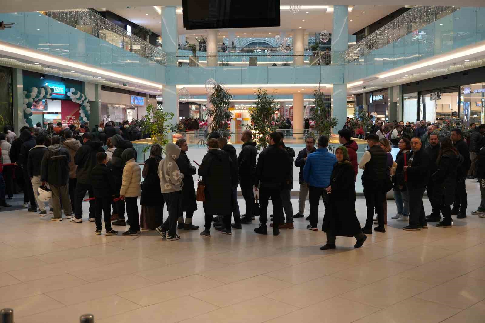 antalyada teknoloji indirimi izdihama yol acti 10 saat yagmur altinda beklediler 15 IjzTkbia