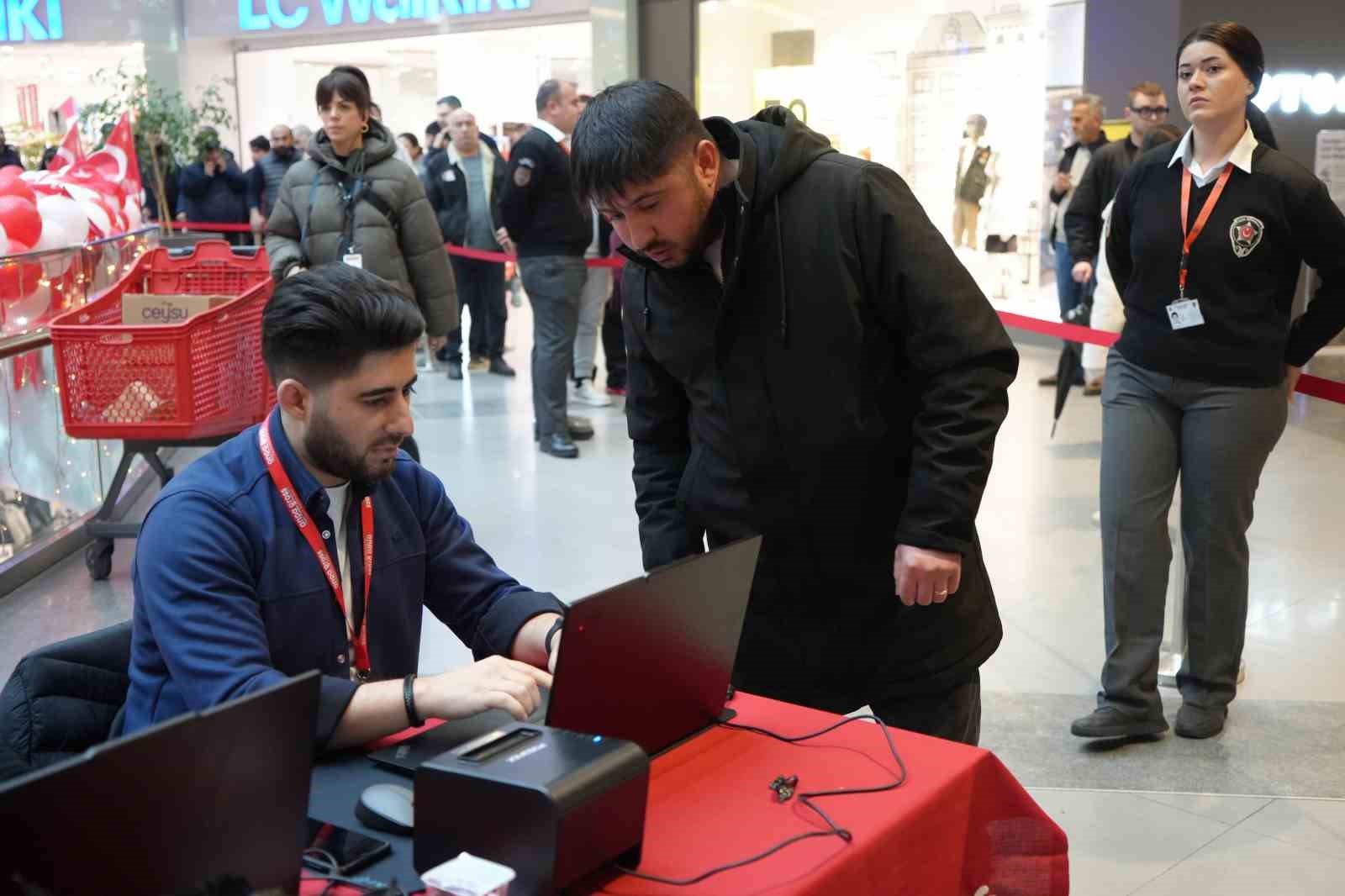 antalyada teknoloji indirimi izdihama yol acti 10 saat yagmur altinda beklediler 16 DzaiID25