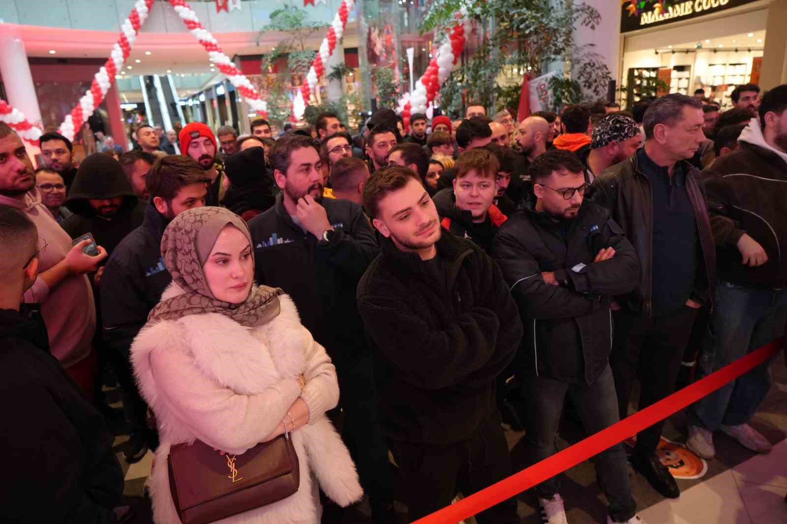 antalyada teknoloji indirimi izdihama yol acti 10 saat yagmur altinda beklediler 18 dBJw8FHU