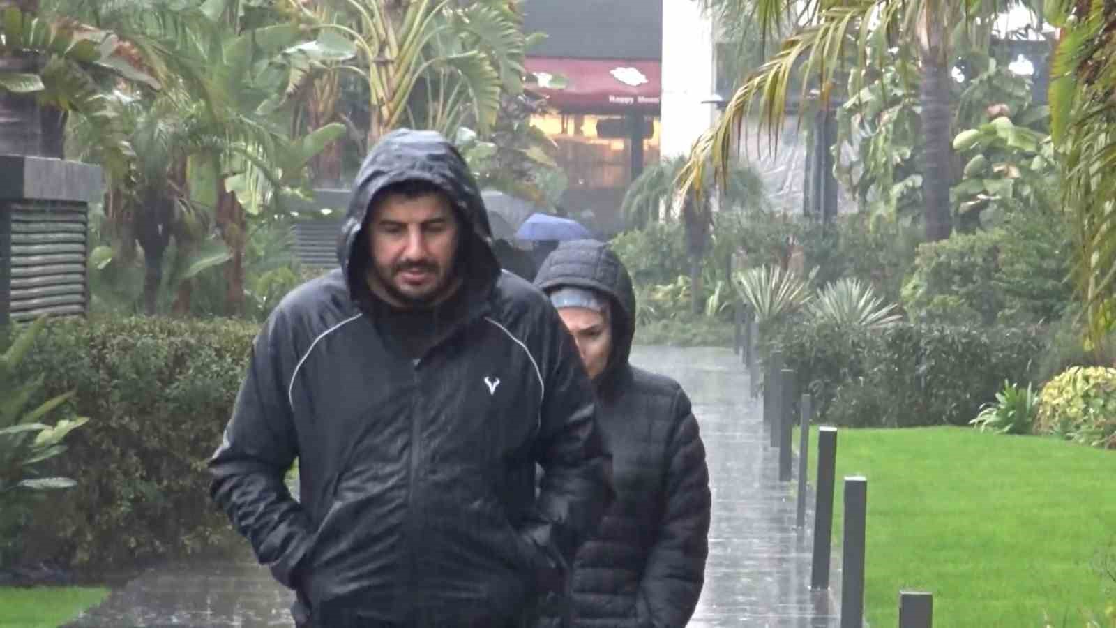 antalyada teknoloji indirimi izdihama yol acti 10 saat yagmur altinda beklediler 2 cEjRLpmv