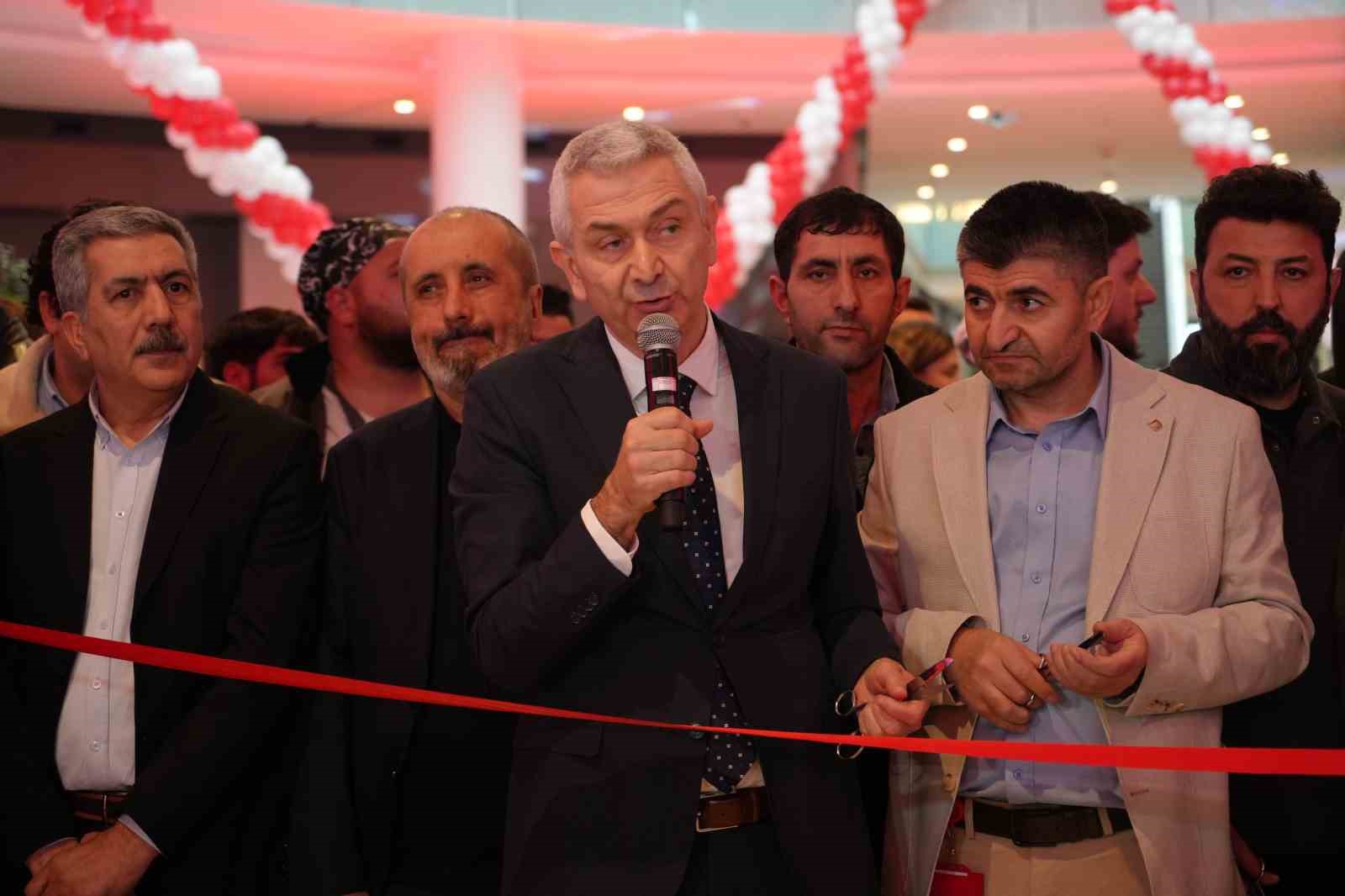 antalyada teknoloji indirimi izdihama yol acti 10 saat yagmur altinda beklediler 20 UJpGHg2F