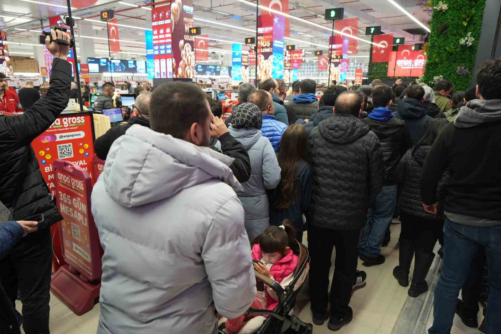 antalyada teknoloji indirimi izdihama yol acti 10 saat yagmur altinda beklediler 21 XIYfXYfZ