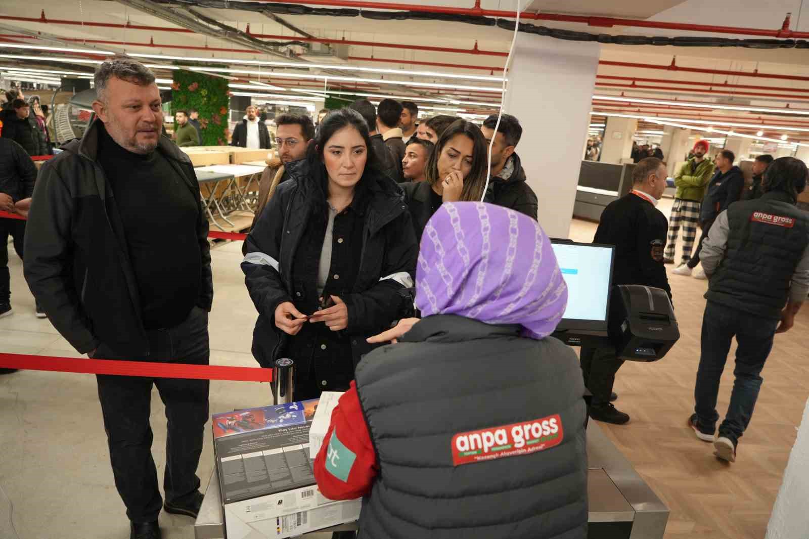 antalyada teknoloji indirimi izdihama yol acti 10 saat yagmur altinda beklediler 24 dLbwp6Tf
